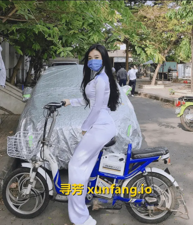 越南女学生网红，穿上奥黛，又纯又欲现场
