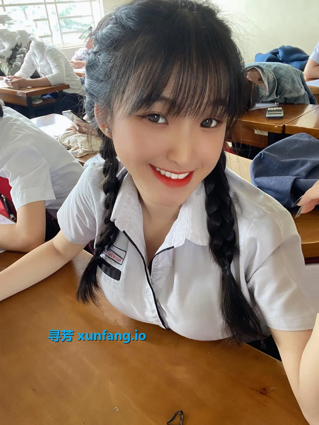 越南18岁奥黛网红美女，身材颜值堪称一绝